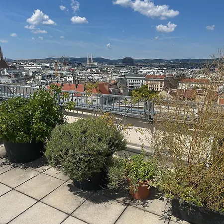 Apartment 1st District With Balcony And Aircon *