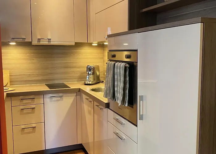 1st District With Balcony And Aircon Apartman *